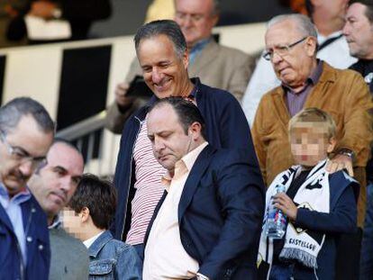 Jos&eacute; Laparra, en el centro con camisa clara, en un partido de f&uacute;tbol entre el Castell&oacute;n y el Benidorm en 2010.