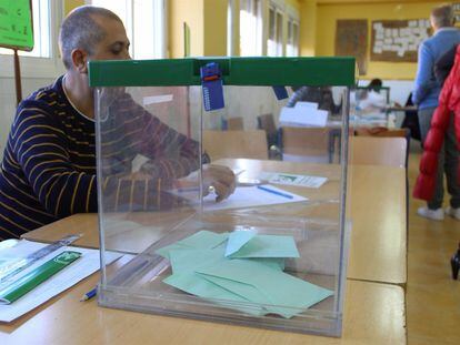 Imagen de archivo de una mesa de votación electoral.
