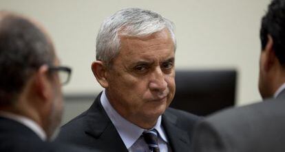Pérez Molina escucha a sus abogados, el pasado día 8 en Guatemala