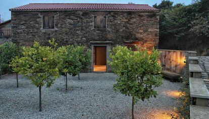 Aspecto del exterior del pazo que acoge la fundación de Carlos Pazos.