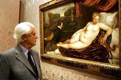 Alvise Zorzi, ayer en el Prado ante <i>Venus recreándose en la música,</i> de Tiziano.