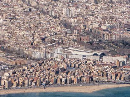 Vista aèria de la capital catalana amb la Barceloneta en primer pla.