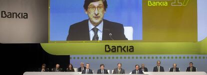 El presidente de Bankia Jose Ignacio Goirigolzarri (6i), durante la junta de accionistas de la entidad.