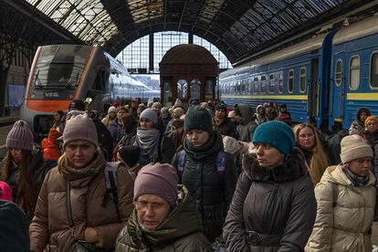 Decenas de pasajeros a su llegada a la estación de tren de Lviv, este viernes. Más de 2,5 millones de personas han huido de Ucrania —116.000 de las cuales son de terceros países— desde que comenzó la invasión rusa el pasado 24 de febrero, según datos de Naciones Unidas.