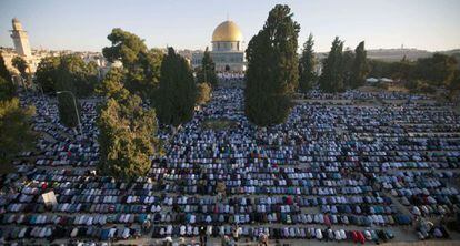 Miles de musulmanes rezan la plegaria del fin del Ramadán en Jerusalén.