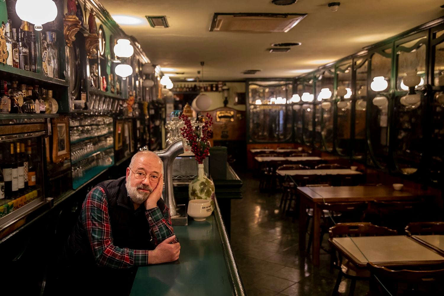 Agustín Ares, gerente del bar Paradiso, este martes en Santiago de Compostela.
