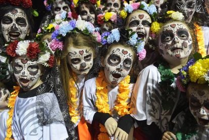 Diverses nenes participen a la festa més multitudinària de Halloween, que se celebra a London Derry, Irlanda del Nord.