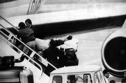 Don Juan Carlos sufrió en enero de 1983 una fisura de pelvis mientras esquiaba en Suiza. En la imagen, el momento en que la camilla que traslada al monarca sube a un avión de la Fuerza Aérea para el viaje a España.