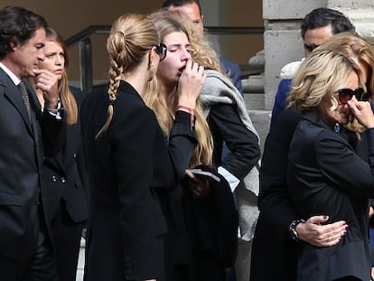 Familiares de la Duquesa de Alba a su llegada a la capilla ardiente instalada en el Ayuntamiento de Sevilla.