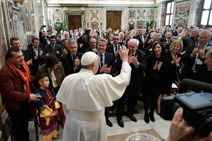 El papa Francisco saluda a un grupo de parlamentarios de Marsella.