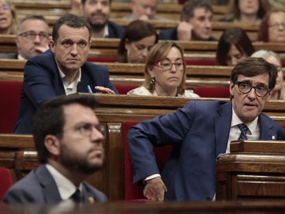 Salvador Illa, líder del PSC, mira al president de la Generalitat, Pere Aragonès, durante el debate en el Parlament este viernes.