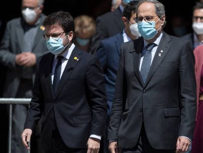 Pere Aragonès (izq.) y Quim Torra en el minuto de silencio por las víctimas del coronavirus en la plaza de Sant Jaume.