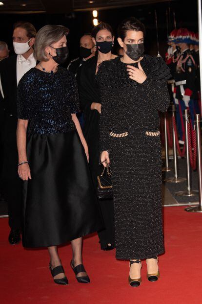 Carolina de Mónaco y su hija, Carlota Casiraghi, ambas de Chanel, durante la cena de gala en la Ópera de Mónaco. 