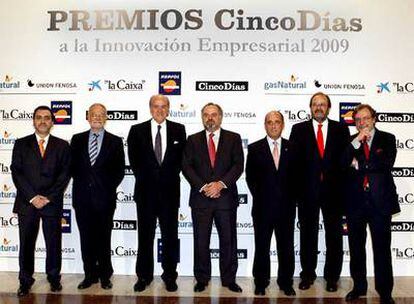 De izquierda a derecha, Jorge Rivera, director de <i>Cinco Días;</i> Javier Nadal, vicepresidente de Fundación Telefónica; Baldomero Falcones, presidente de FCC; Ignacio Polanco, presidente de PRISA; Federico París y José Cañas, fundadores de Teams; y Juan Luis Cebrián, consejero delegado de PRISA, en la entrega de premios.