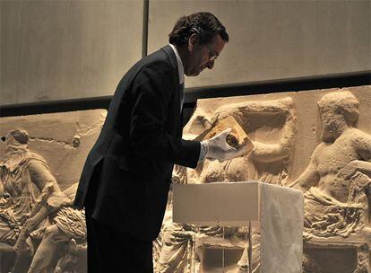 El ministro de Cultura griego, Antoni Samaras, ayer con la pieza original del Partenón que ha devuelto el Vaticano.
