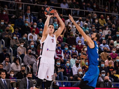 Voigtmann lanza un triple pese a la oposición de Mirotic durante el partido entre el CSKA y el Barcelona.