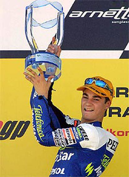 Daniel Pedrosa posa con su trofeo.