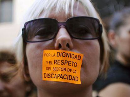 Una manifestante exige respeto para el sector que presta servicios a las personas con discapacidad en la protesta del jueves ante las Cortes. 
