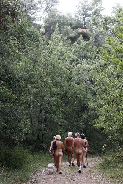 Al atardecer, paseo nudista por los alrededores de El Fonoll.