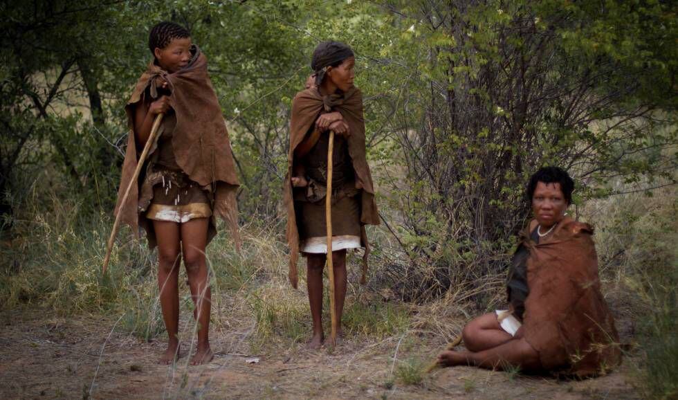 Xobana, Tata y Gakebagape, vestidas con ropas hechas de piel de animal.