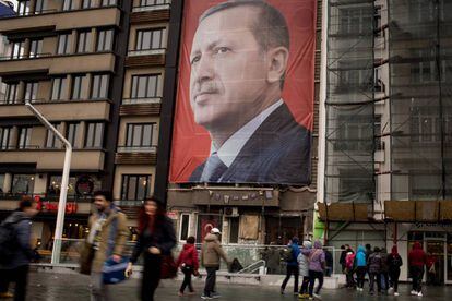 Un cártel a favor del Sí en el referéndum del próximo abril con el rostro del presidente Erdogan en la plaza Taksim de Estambul