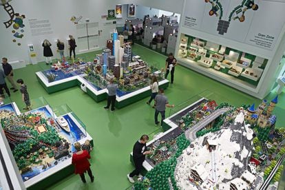 Los 21 bloques que componen la nueva Casa Lego de Billund acogen espacios donde se desarrollan actividades para niños y adultos.