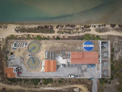 Aerial view of the treatment plant in Barbate (Cádiz) which, according to European justice, does not comply with community regulations.