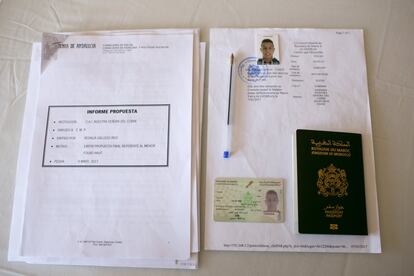Documentos que el marroquí Hautad Fouad utilizará para solicitar la residencia española, fotografiados en un piso de acogida de la ONG Voluntarios por un Mundo Mejor, en Jerez de la Frontera.