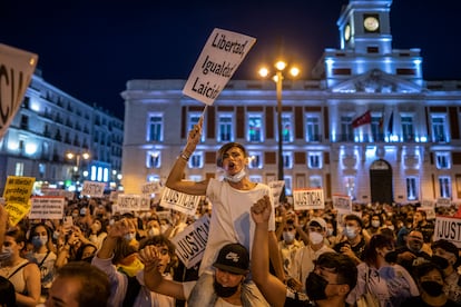 Manifestantes en la céntrica plaza madrileña.