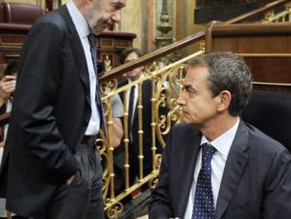 Rubalcaba y Zapatero, durante el pleno del Congreso.