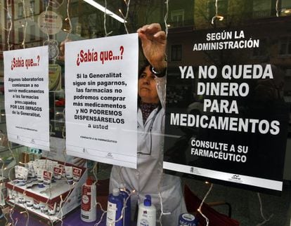Protesta en una farmacia valenciana por los impagos de la administraci&oacute;n. / Carles Francesc