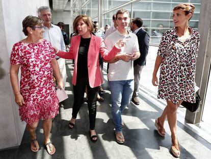 La portavoz del PSN, María Chivite (d), junto a Uxue Barkos (2i) de Geroa Bai, Eduardo Santos (2d) de Podemos y Marisa de Simón (i) de Izquierda-Ezkerra, al termino de la reunión mantenida este viernes. 