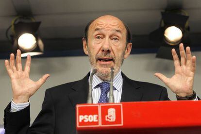 El líder del PSOE, Alfredo Pérez Rubalcaba, durante una rueda de prensa posterior a la reunión.