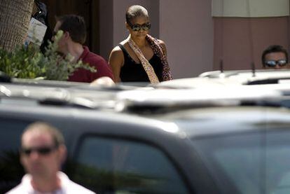 Michelle Obama, a su salida del club de playa del hotel Villa Padierna.