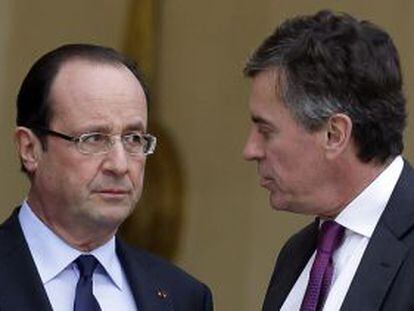 El presidente francés, François Hollande (izq.) charla con Jerome Cahuzac, exministro del Presupuesto, en una foto de archivo.