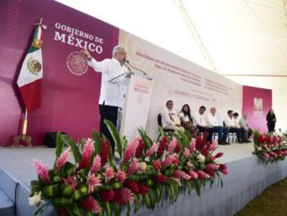 Vecinos de su tierra natal le silbaron y reprocharon que los programas sociales no estaban llegando