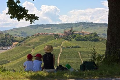 Contemplar pausadamente el verde paisaje vinícola de las Langhe, al sur de Bra, puede ser motivo suficiente para un 'slow pic-nic' como el de la foto, con el pueblo de Castiglione Falletto al fondo.