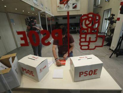 Un operario del PSOE prepara unas urnas en la sede de Ferraz.