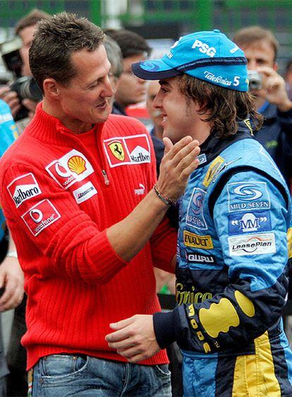 Michael Schumacher y Fernando Alonso se saludan tras el GP de Brasil de 2005