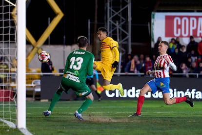 Raphinha marcó el segundo tanto del Barcelona en el campo del Barbastro.
