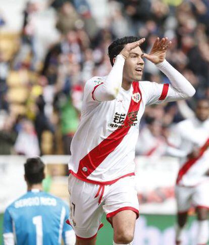Miku celebra su gol al Sevilla.