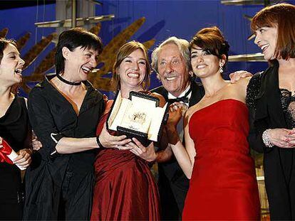 De izquierda a derecha, Yohana Cobo, Blanca Portillo, Lola Dueñas, Jean Rochefort, Penélope Cruz y Carmen Maura.