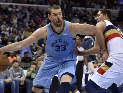 Marc Gasol y Mirotic, en el Memphis-Nueva Orleans.