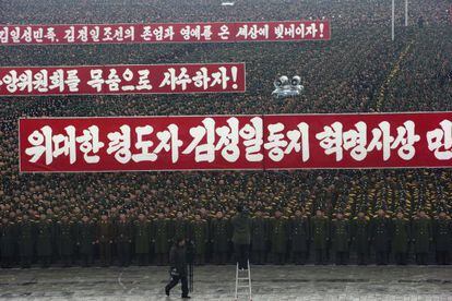 Celebraci&oacute;n en Pyongyang por el exitoso lanzamiento de un cohete de largo alcance.