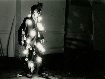 La &#039;performance&#039; Lights: on/off, de Jared Bark. Una de las referencias de la exposici&oacute;n que el Whitney dedica a la disciplina. 
