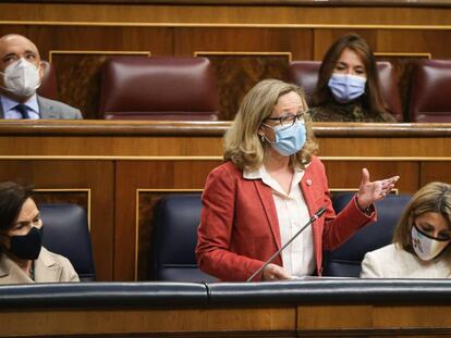 La vicepresidenta segunda del Gobierno, Nadia calviño, responde a la pregunta del portavoz del Grupo Parlamentario Vox, Iván Espinosa de los Monteros, durante la Sesión de Control al Ejecutivo
 