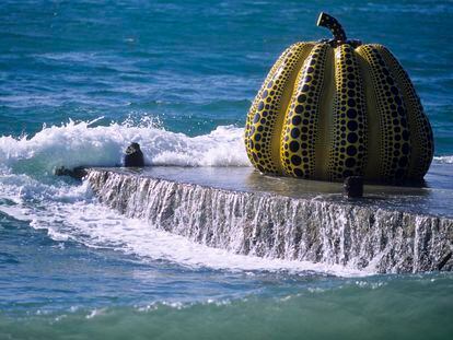 Escultura de Yayoi Kusama perteneciente a la fundación Benesse en Naoshima.