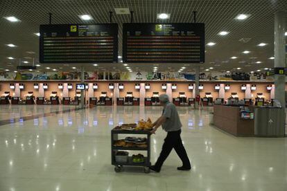 Imagen de archivo del aeropuerto de Reus con mostradores vacíos.