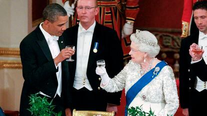 La reina Isabel II brinda con el presidente estadounidense, Barack Obama, en una cena oficial en 2011.