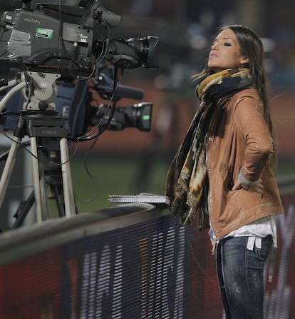 La novia de Iker Casillas, fotografiada ante una cámara, al borde del terreno de juego, durante el Partido del grupo H de la fase final del Mundial de Fútbol Sudáfrica 2010 Chile - España, en el estadio Loftus Versfeld de Pretoria.